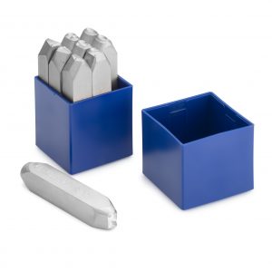 1x Set of Pickardt steel hand stamps 0-9 in an open blue plastic box. 1x steel hand stamp lies next to the set on a white background